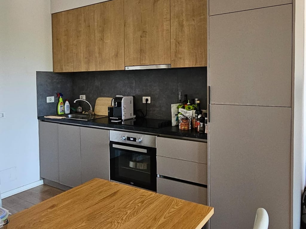 Apartament 1+1 per qira te 21 Dhjetori, Kompleksi Kontakt