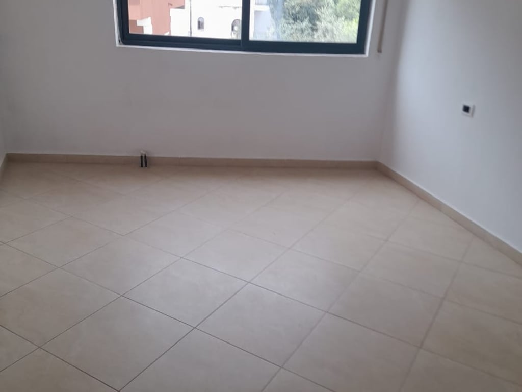 Fresk, il complesso "Lugano" affitta un appartamento 3+1+2, parzialmente arredato (senza mobili). 40.000 Lekë