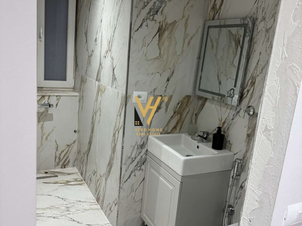 JEPET ZYRE 75M2 ME QERA TE RRUGA E ELBASANIT 2.000 EURO