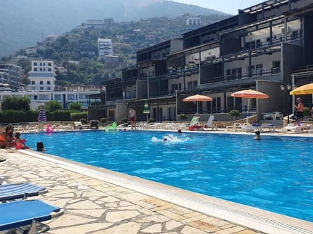 🌅 Appartamento Esclusivo con Veranda & Vista Totale Mare – Acquamarine Residence, Vlorë