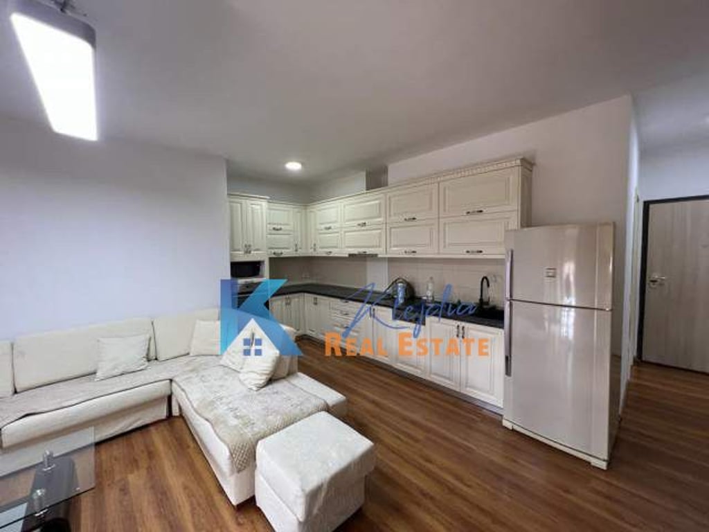 Apartament 1+1 per qira afer Shkolles se Kuqe