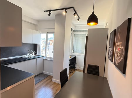 Affittasi appartamento lussuoso 1+1 presso la Comune di Parigi.