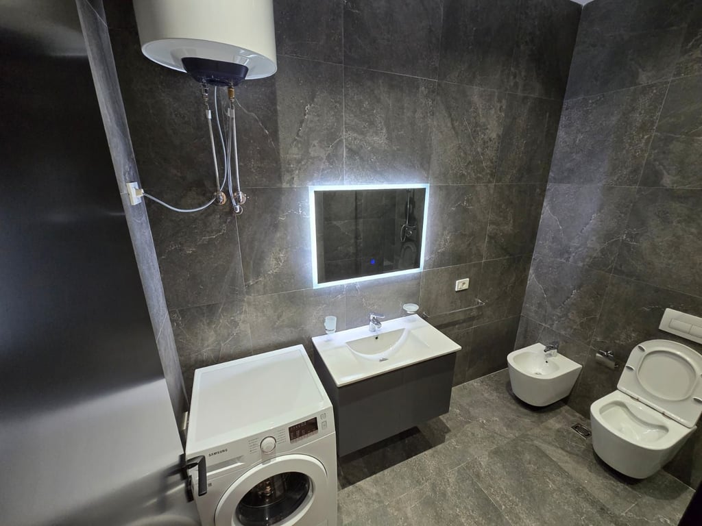 🏡 A luxurious 1+1 apartment is for rent in the Delijorgji Complex – Kavaja Street, Tirana.