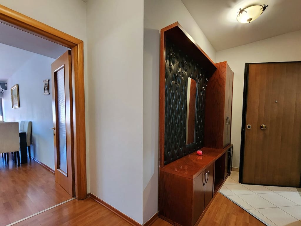 Affittasi appartamento 1+1, Zogu i Zi di fronte al Ring Center 520 euro.