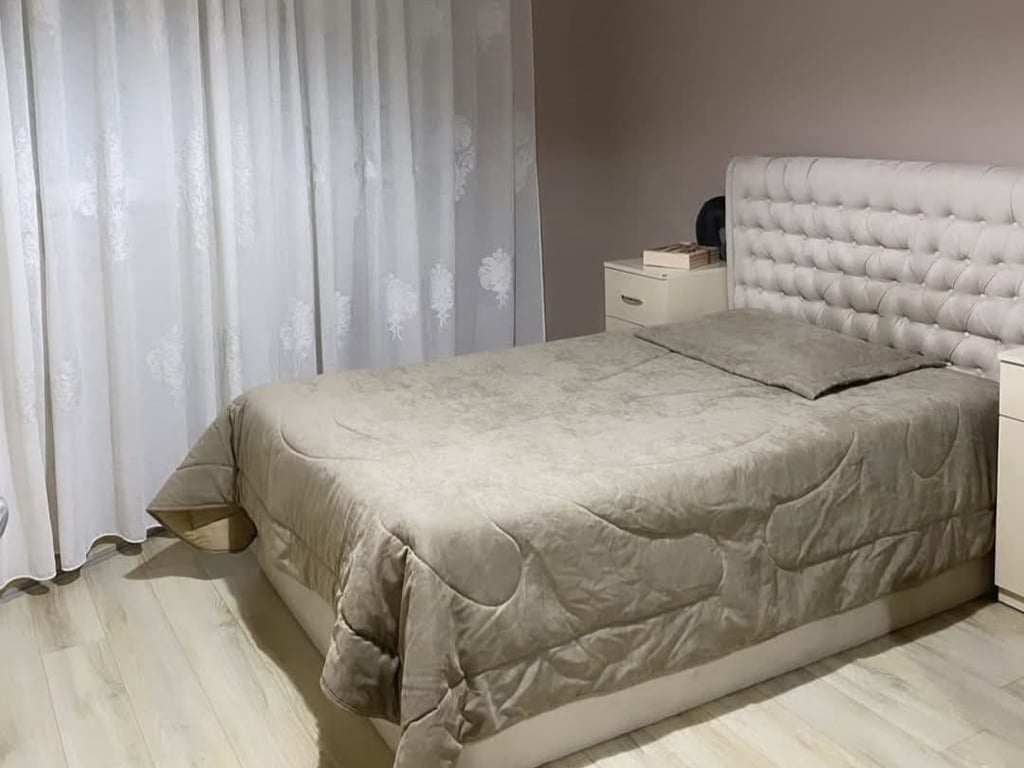 Shitet apartment ne rrugen gramoz pashko 
