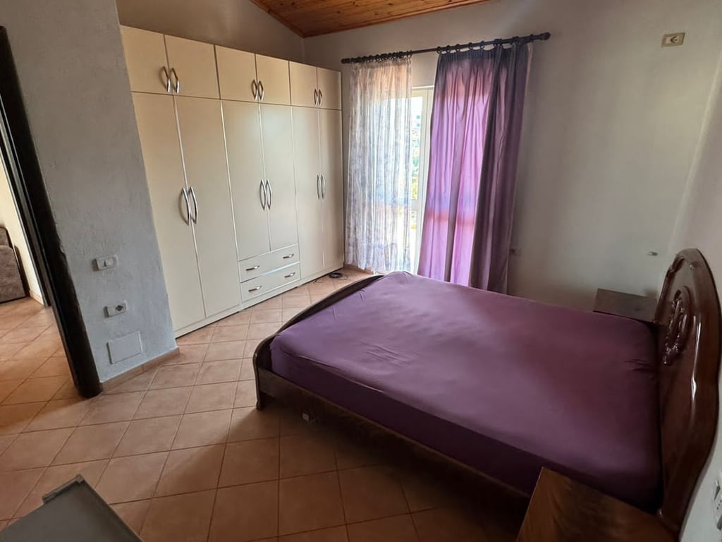 Affittasi appartamento 2+1, via Sali Nivica vicino al Mercato Elettrico Nuovo o alla strada di Elbasan. Prezzo: 400 mila lek.