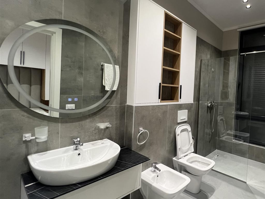 Tek Ish Sheshi Shqiponja,Rruga Tahir Kadare,jepet me qera apartament 2+1+2+post parkimi,70,000Leke 