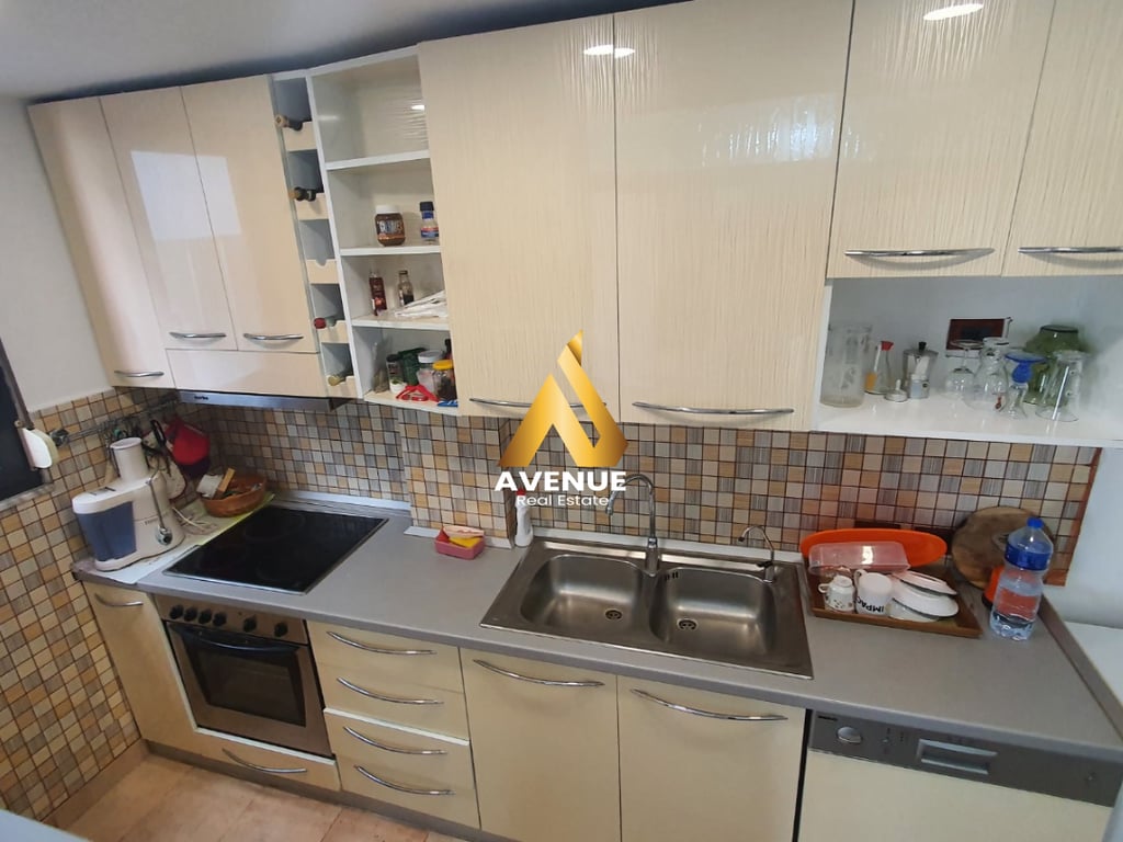 VENDESI APPARTAMENTO 2+1 NEL BLOCCO, TIRANA