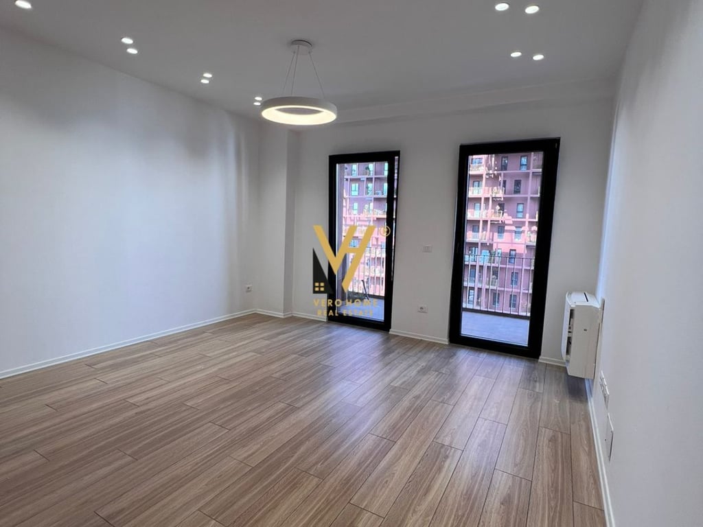 JEPET ZYRE 160M2 ME QERA TE GARDEN BUILDING 1.400 EURO