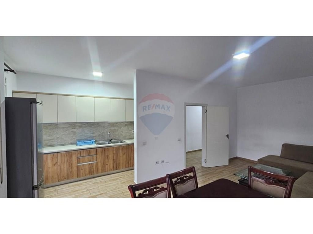 Shitet apartament 1+1 tek 5 maji