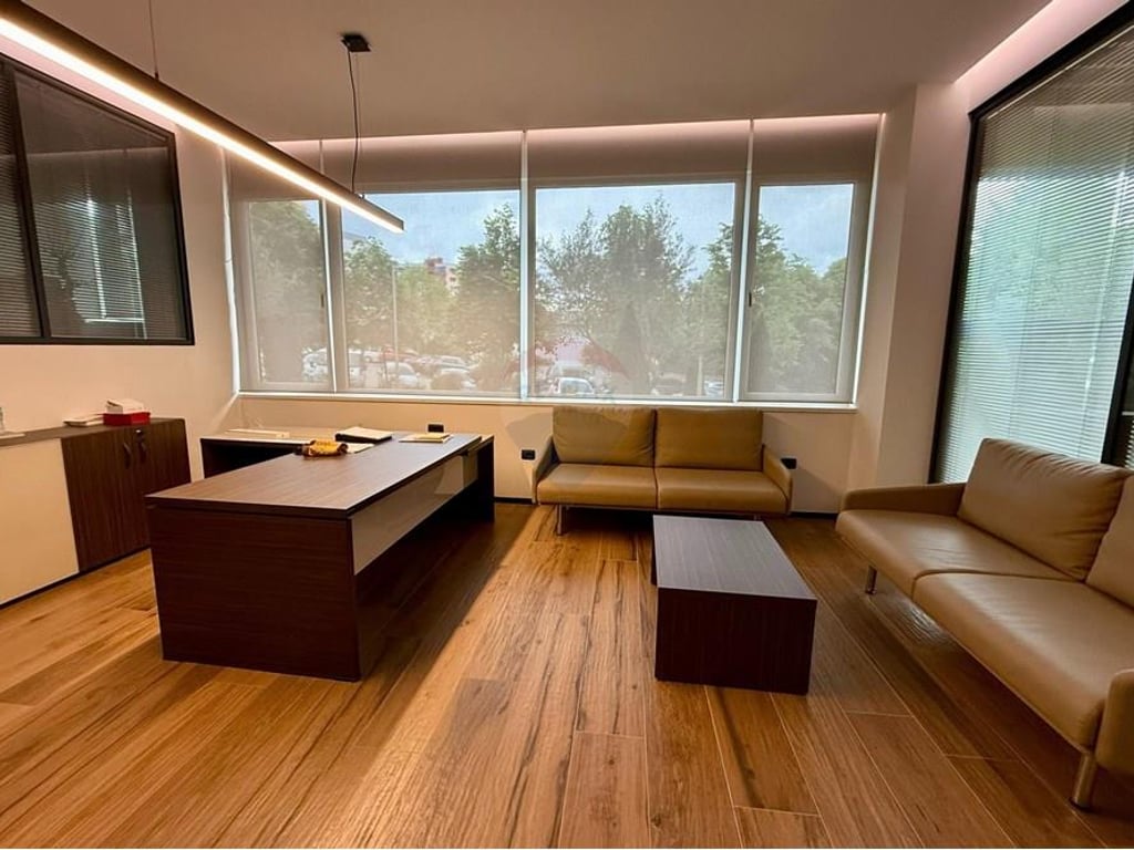 Tirane, jepet me qera ambjent biznesi , 146 m² 1.400 € (Rruga Aleksandër Moisiu)