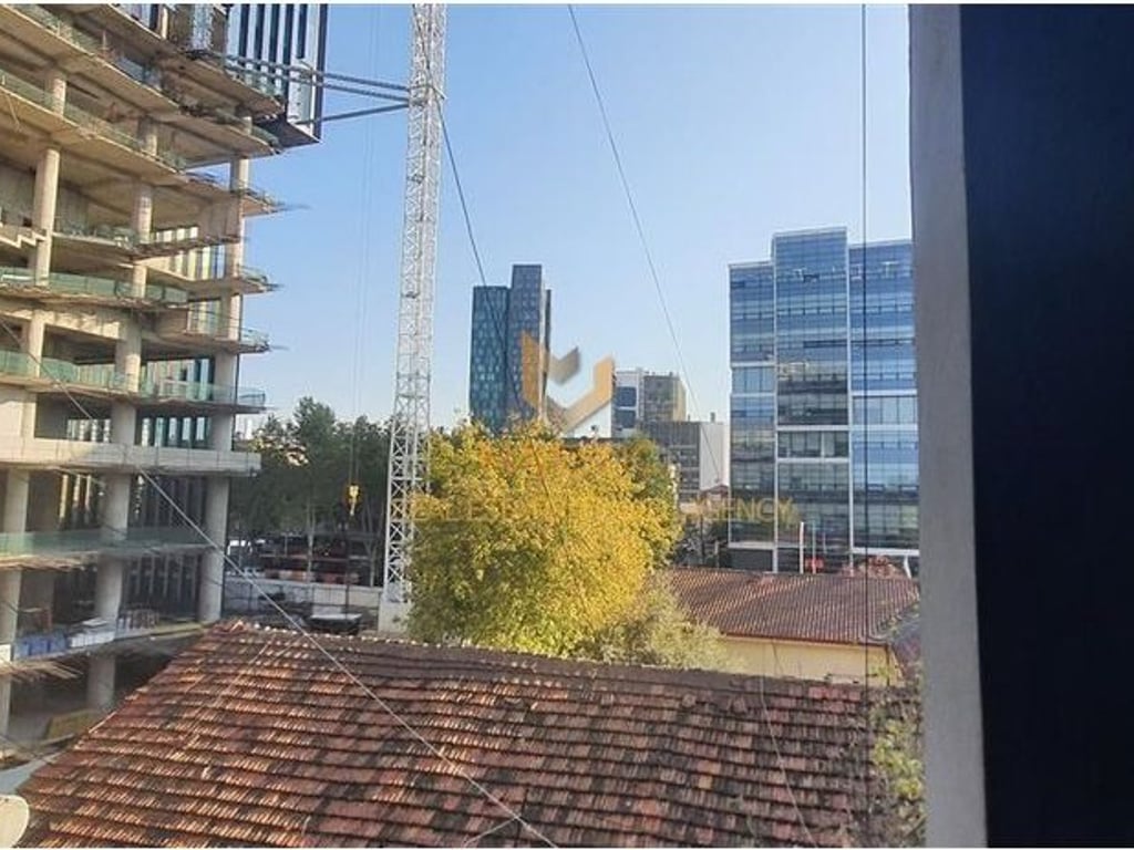 A 3+1+2 apartment is available for rent for offices in the center of Tirana, Rruga Kavajës.