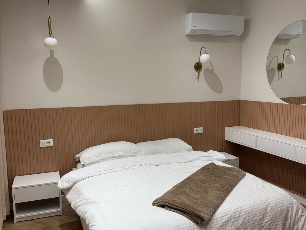 Jepet me qera Apartamenti 1+1, rruga 5 Maj prane Concord Center ( Big market) 450 euro