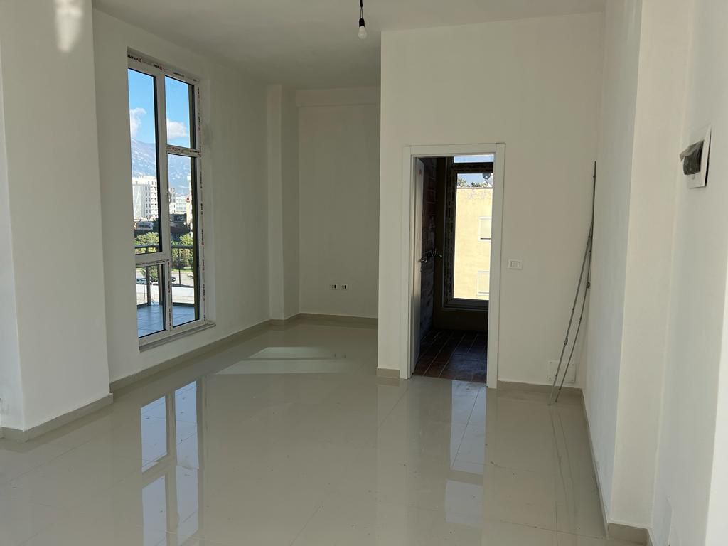 Zyra me qira tek Stacioni i Trenit!