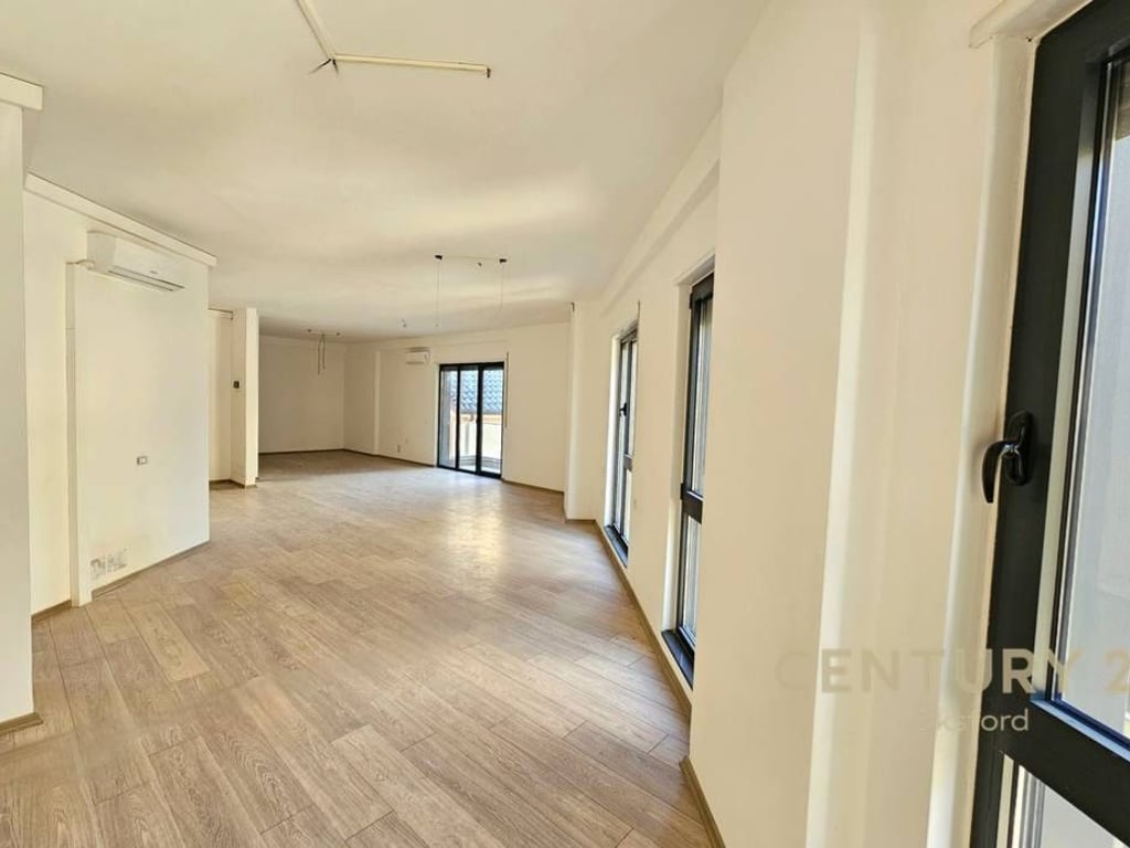 ✨ Jepet me qira ambient komercial open space pranë Qendrës – Rruga Barrikadave