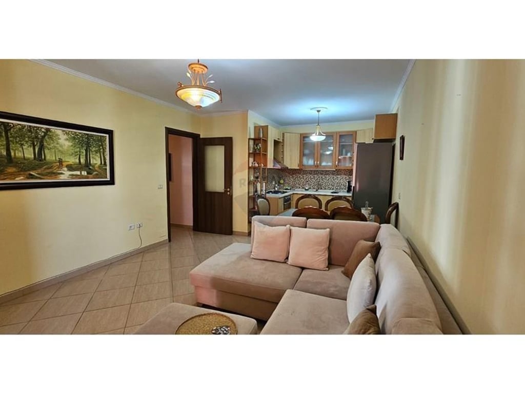 Jepet apartament me qira prane Bulevardit te Ri