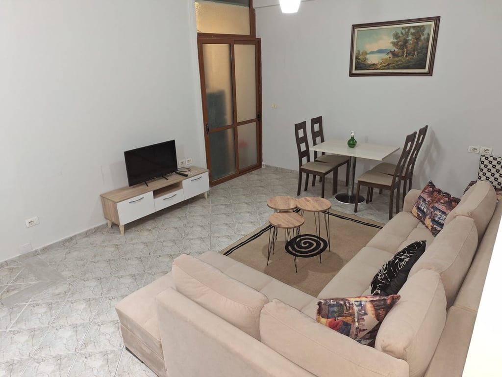 Apartment 1+1 for rent, Shkoza Roundabout, first station of the factory. Price: 350,000 lek.