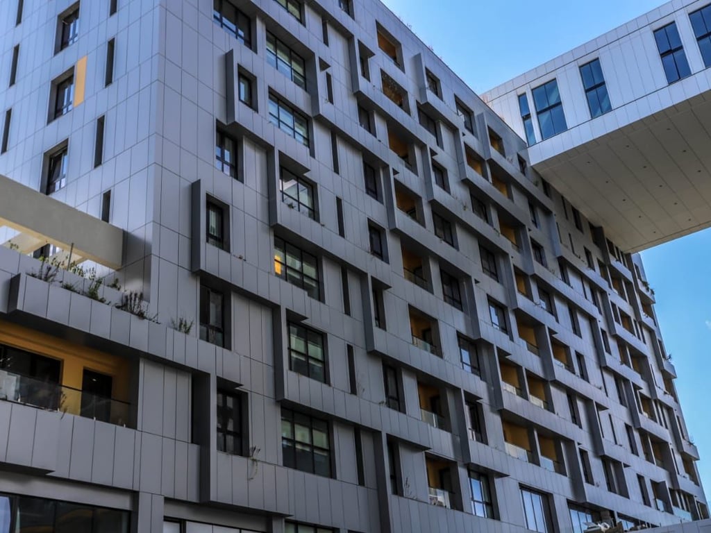 A 1+1 apartment is available for rent at Square 21.