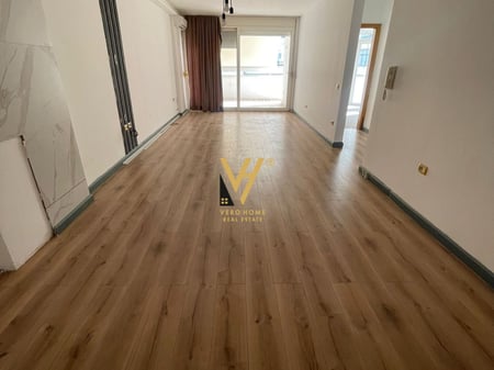 JEPET ZYRE 100 M2 ME QERA TE ISH EKSPOZITA 700 EURO