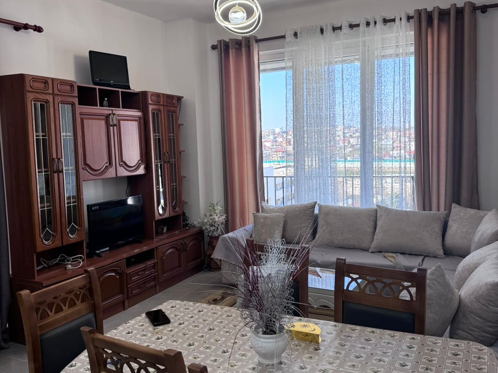Affittasi appartamento 2+1, in fondo a via 5 Maggio presso le nuove costruzioni. Prezzo: 450 mila lek.