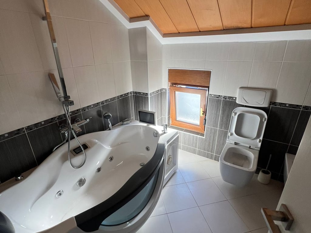 Vendesi Villa a 3 Piani a TEG 600.000 euro