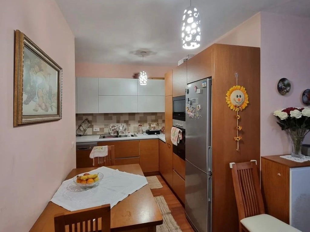 Jepet me qera Apartamenti 2+1 , Fusha e Aviacionit , prane bar malboro Cmimi: 500€uro