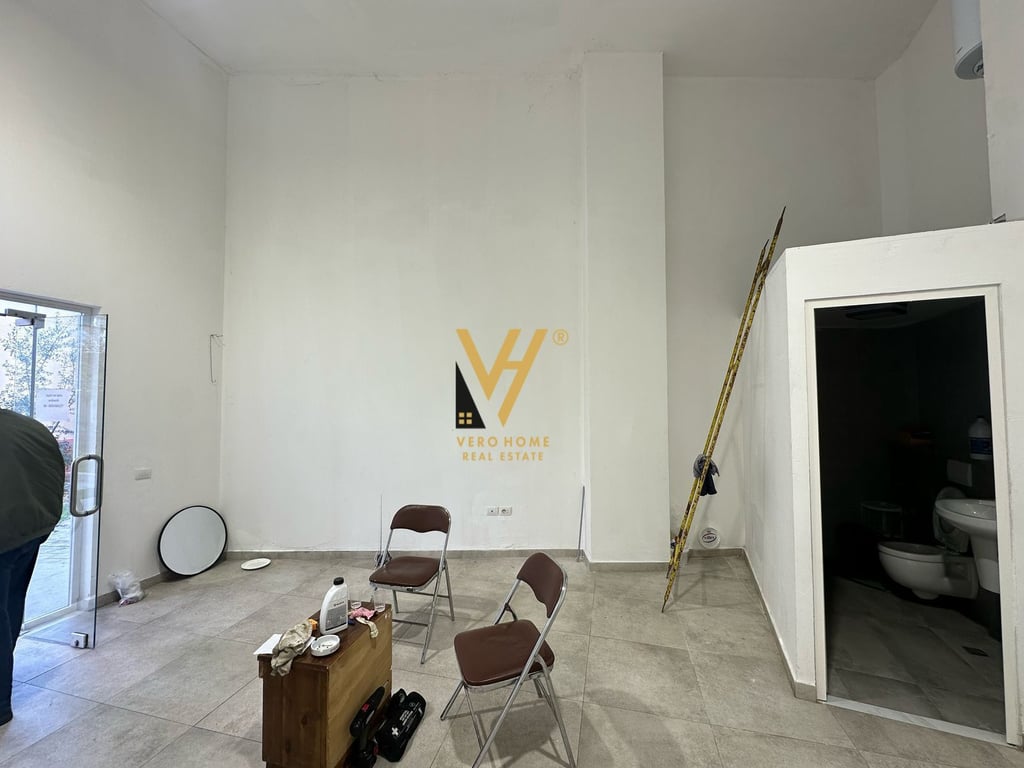 SHOP OF 55 M2 FOR RENT NEAR BARRIKADAVE STREET 850 EURO