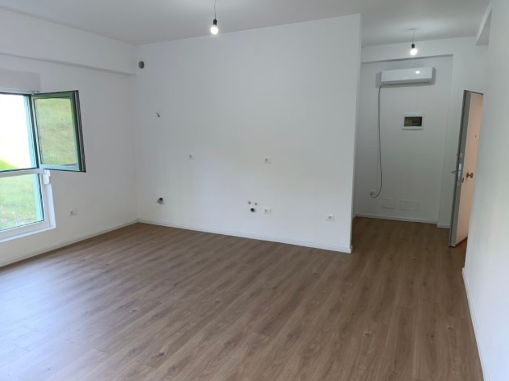 Tirane, jap me gera per zyre ose biznes, garsoniere Kati 0, 47 ma 250 € (rezidenca KAlMI rr. Pasho Hysa, mbi Mangalem 21 te Ali Demi)