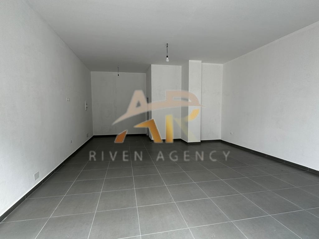 Jepet me qira dyqan tek Farmacia 10