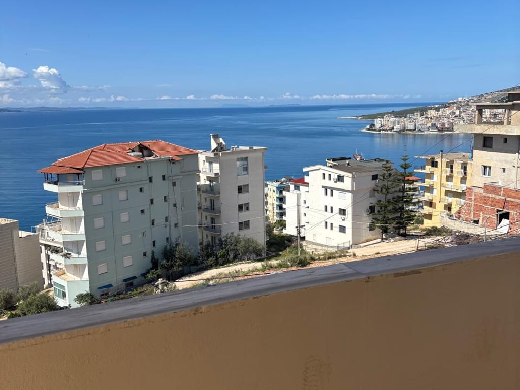 Appartamento con due camere da letto, due bagni con vista mozzafiato sul mare.