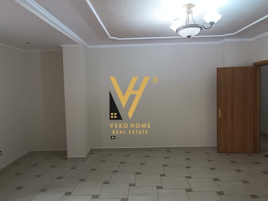 JEPET ZYRE 132M2 ME QERA NE QENDER 1.100 EURO