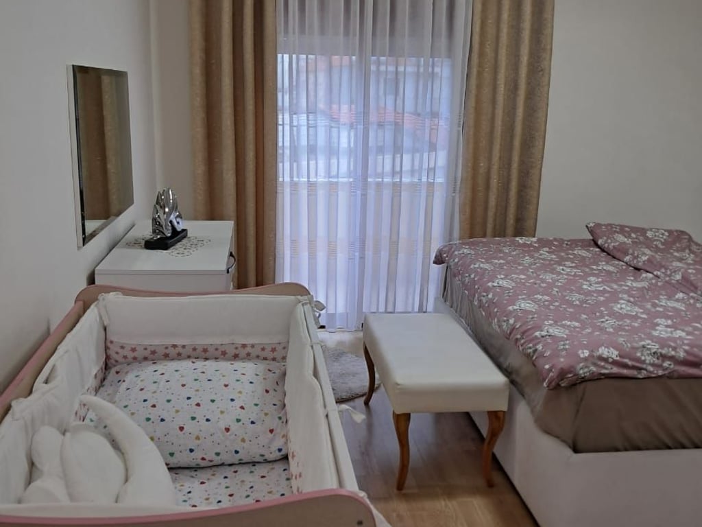 For rent, entrance 2+1+2+2 balcony + parking space in Old Sauk.
