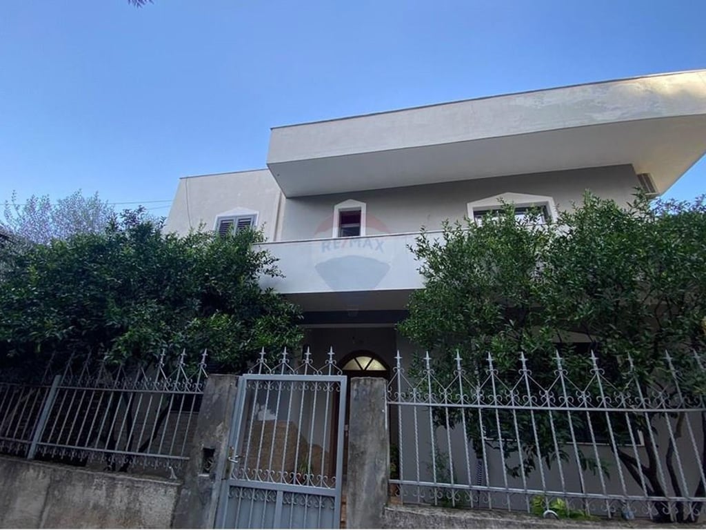 Villa a tre piani in affitto a Don Bosko