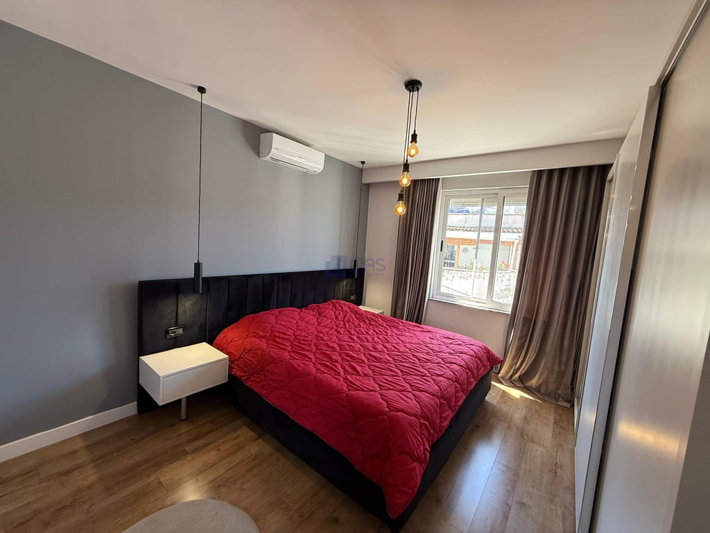 A 1+1 apartment is for rent in Komuna Paris for 700 euros.