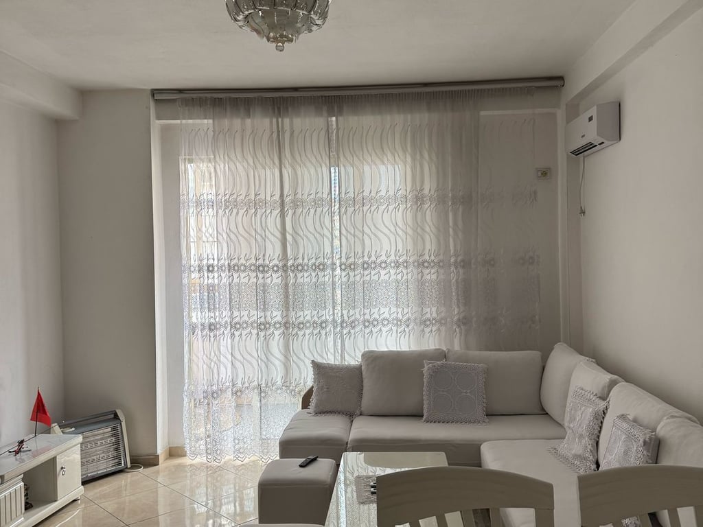 Affittasi appartamento 2+1+2, Astir dietro Eja Studio. Prezzo: 550 euro.