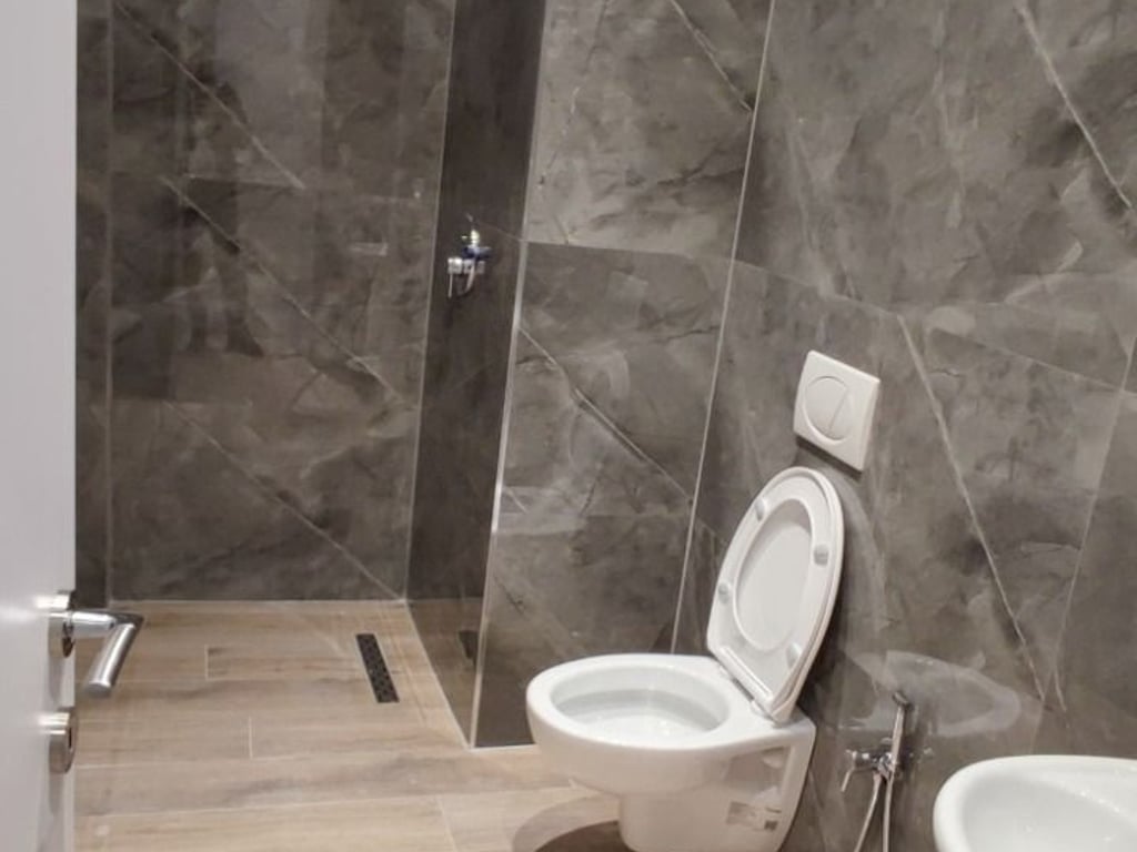 🏢 *Zyrë me Qira – Komuna e Parisit*