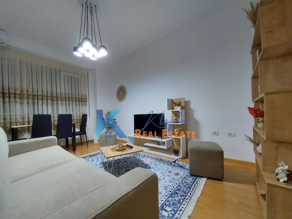 Apartament 2+1 per qira ne Qender, afer hotel Stela