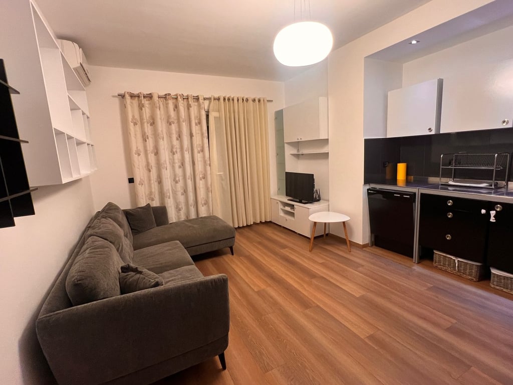 Affittasi appartamento 2+1 a Kodra e Diellit.