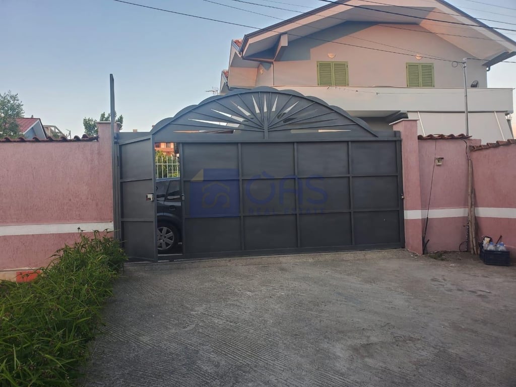 A two-story villa with a yard is for rent in Sauk.