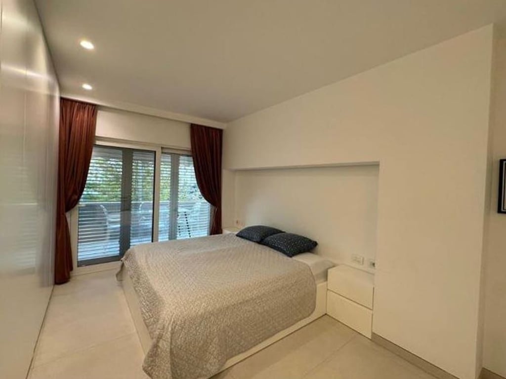 Shitet nje apartament 2+1+1+2 ballkone, Liqeni i Thate!