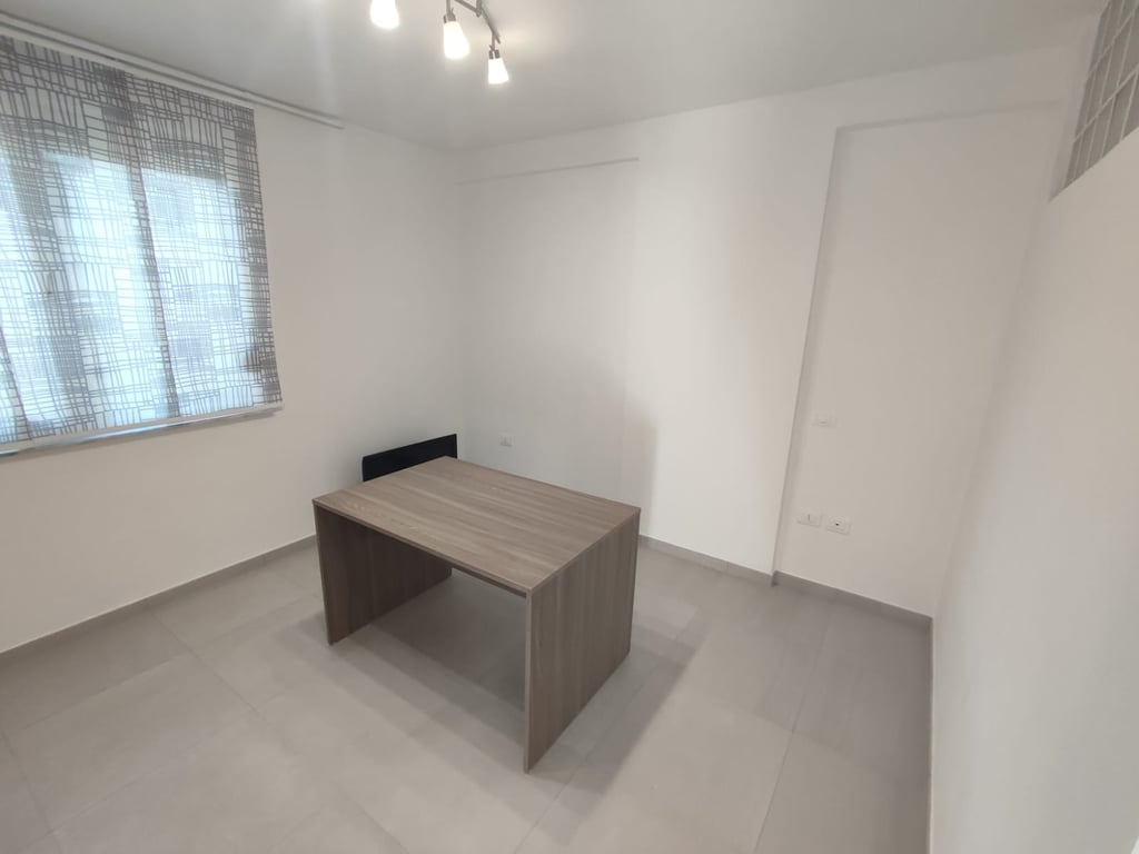 Jepet me qera apartament 2+1 ne Myslym Shyri,per zyra ose banim