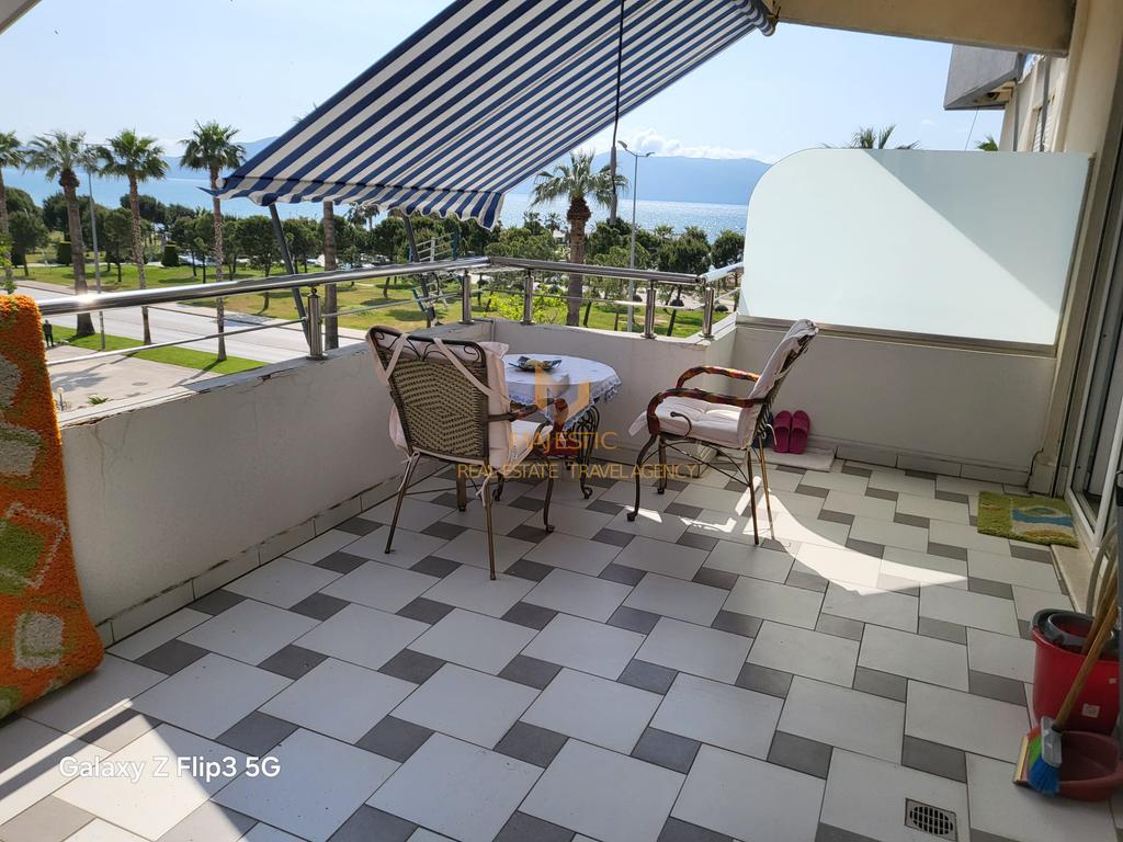 Vendesi monolocale sul lungomare con vista mare.