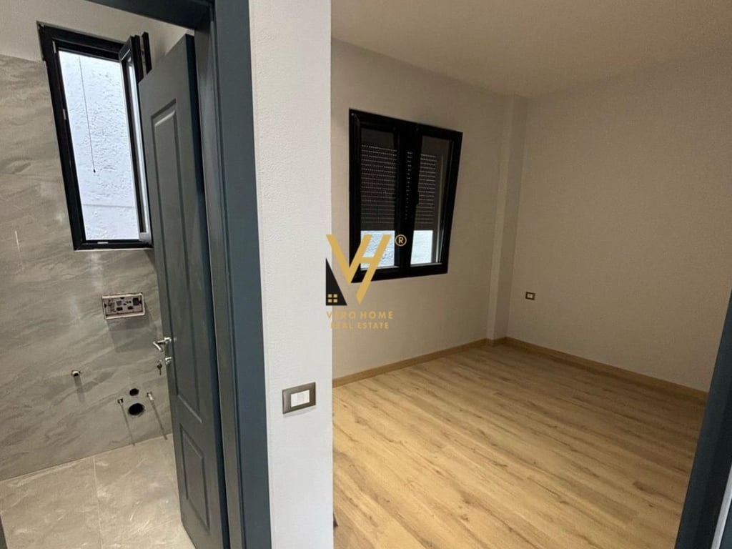 JEPET AMBIENT 80M2 ME QERA NE QENDER 110.000 LEKE