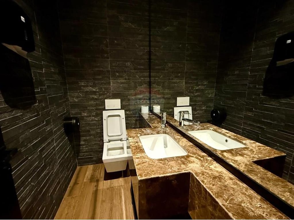 Tirane, jepet me qera ambjent biznesi , 146 m² 1.400 € (Rruga Aleksandër Moisiu)