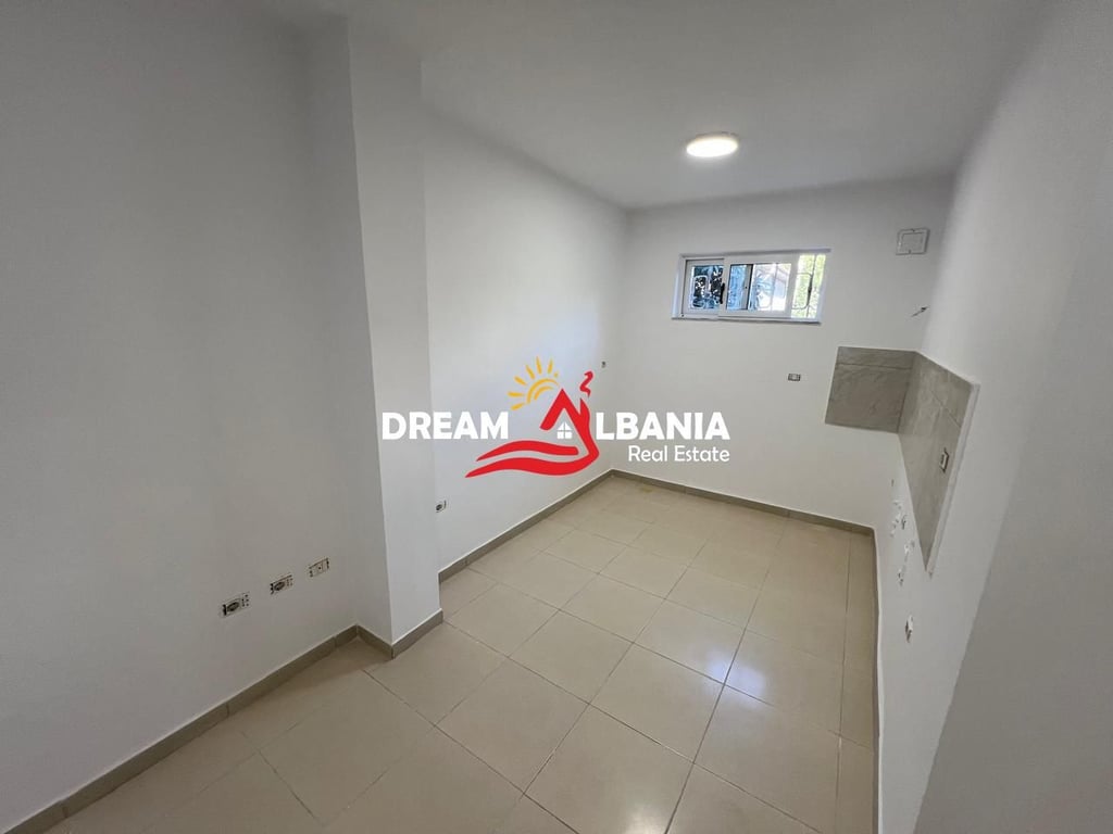 Ambjent zyre me qera Tek Rruga Fortuzi, prane Shkolles “Jeronim De Rada” ne Tirane (ID 42215184)