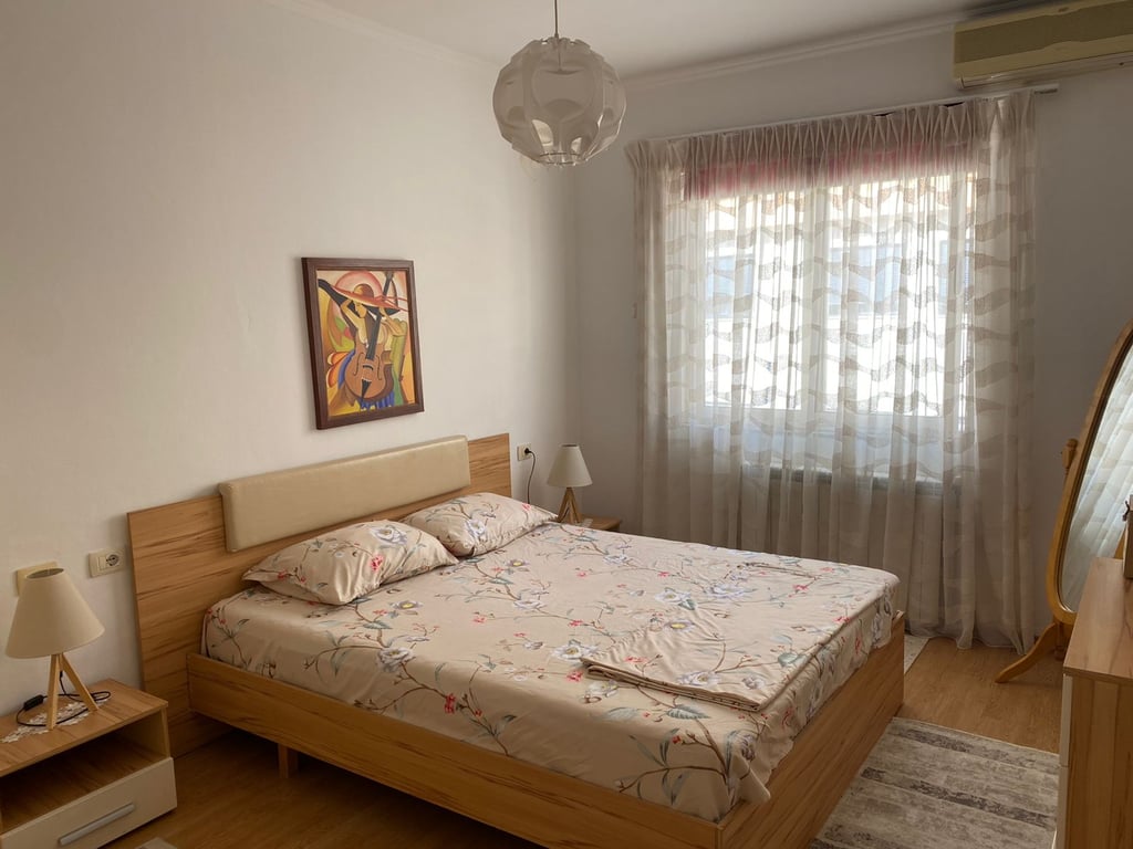 Affittasi appartamento 2+1, Lago secco vicino al Radisson. Prezzo: 600 euro.