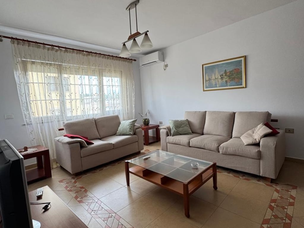 Shtepi me qera 2+1 prane shkolles Petro Nin Luarasi