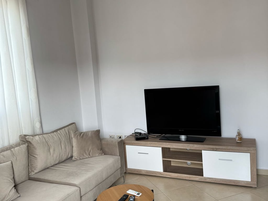 Jepet me qera Apartamenti 2+1 Rruga 5 maj , prapa concord center prane big market  Cmimi: 450mije leke