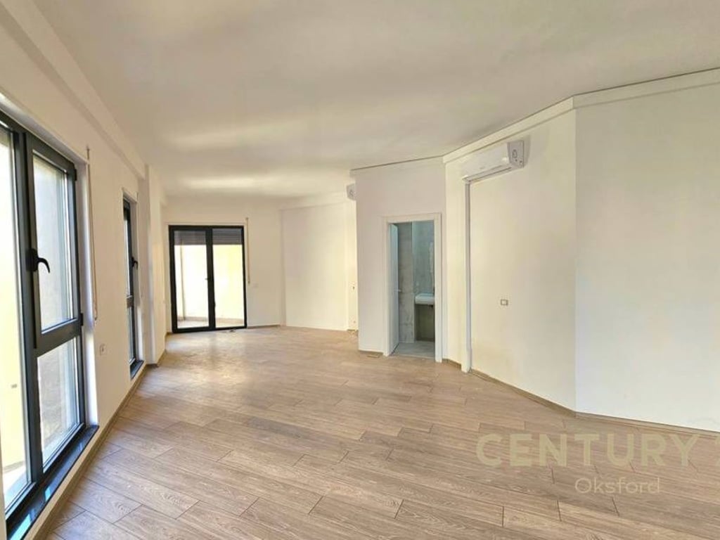 ✨ Jepet me qira ambient komercial open space pranë Qendrës – Rruga Barrikadave