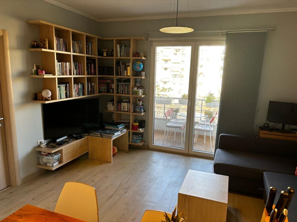 Shitet Apartament 1+1 +2 Poste Parkimi Materniteti i Ri ( Brryli)